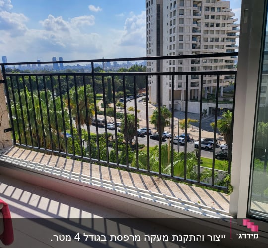 מעקה מתכת שחור עם צללים על הרצפה